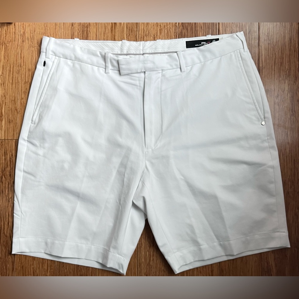 Mens RLX Ralph Lauren golf shorts size 38 white. 1459